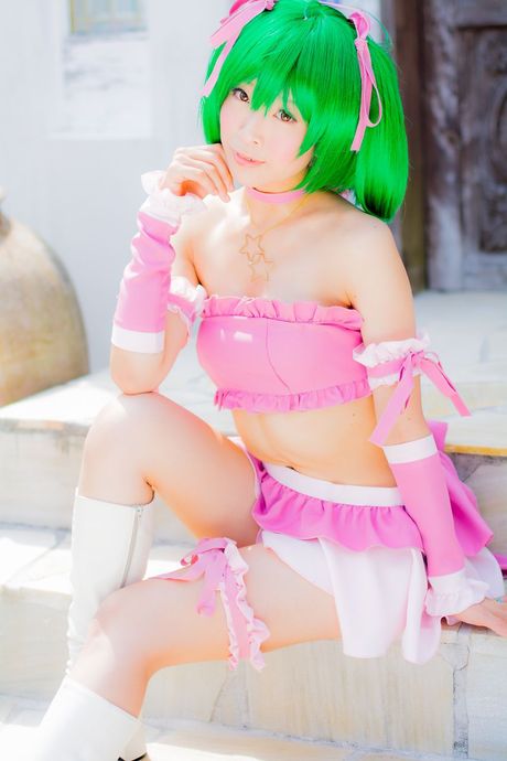 Asiatisk pige Yuki Mashiro viser sine naturlige små bryster frem og poserer solo