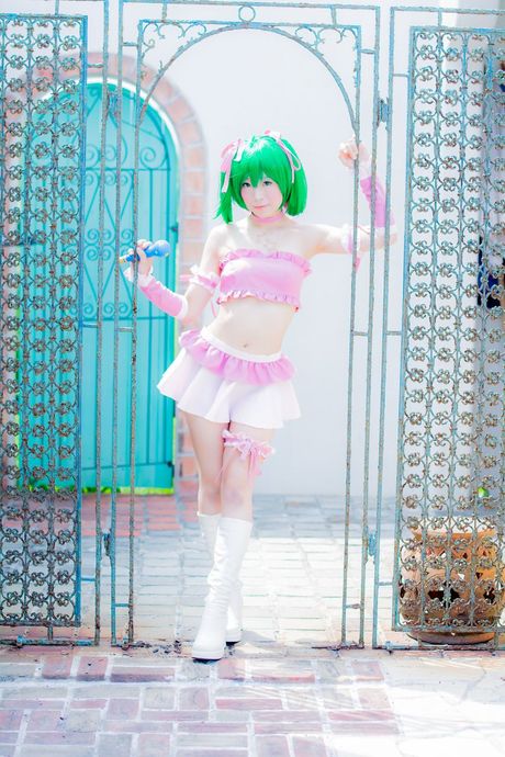 Asiatisk pige Yuki Mashiro viser sine naturlige små bryster frem og poserer solo