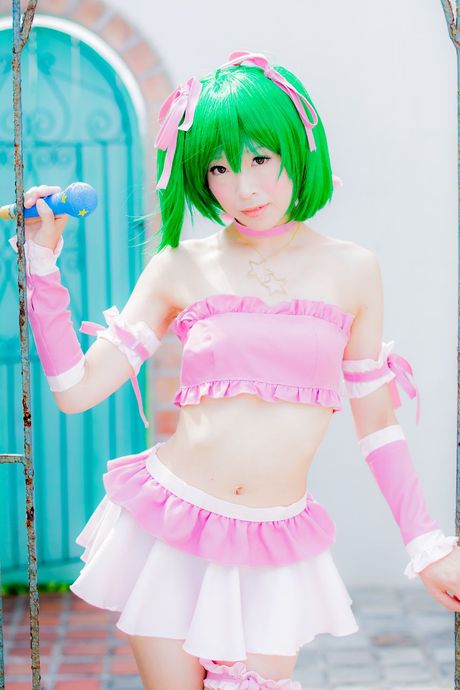 Asiatisk pige Yuki Mashiro viser sine naturlige små bryster frem og poserer solo