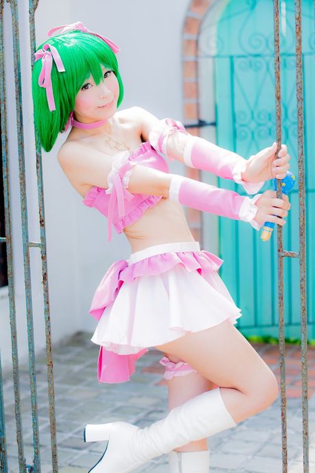 Asiatisk pige Yuki Mashiro viser sine naturlige små bryster frem og poserer solo