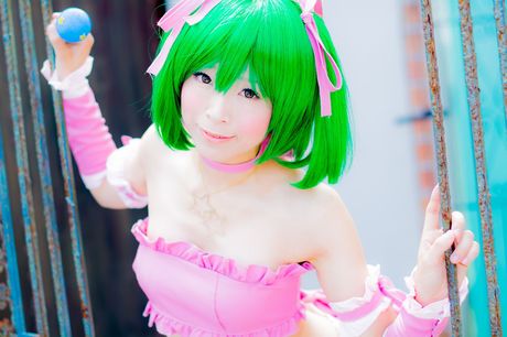 Asiatisk pige Yuki Mashiro viser sine naturlige små bryster frem og poserer solo