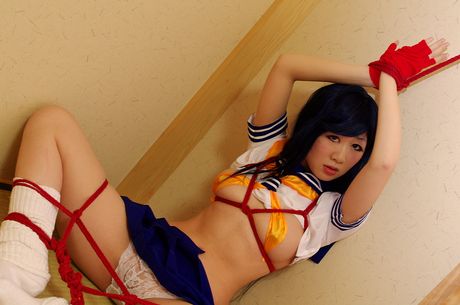 亞洲女學生 Yhuka Yuuki 赤裸裸地坐在束縛椅上