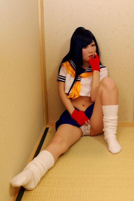 アジアの女子高生、結城ゆかがボンデージチェアで裸になる