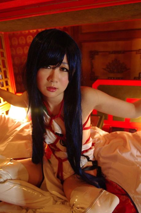 アジア美人の結城ゆかがコルセットとTバックを脱いでヌードを披露