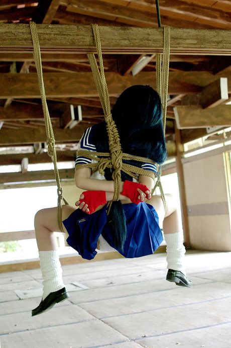 アジアの女子高生、結城ゆかが教室で縛られながらオマンコを見せる