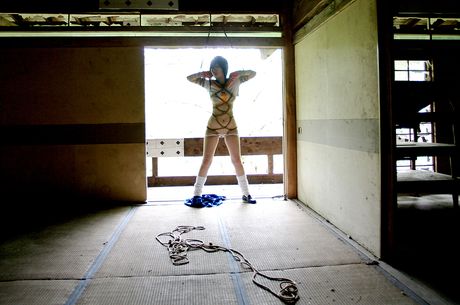 アジアの女子高生、結城ゆかが教室で縛られながらオマンコを見せる