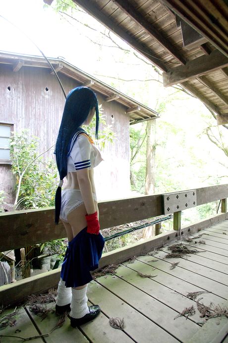 アジアの女子高生、結城ゆかが教室で縛られながらオマンコを見せる