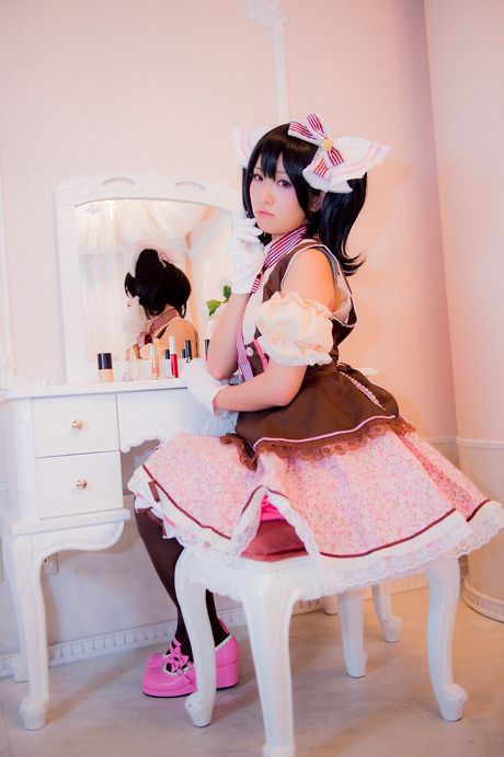 Den asiatiske skønhed Nico Yazawa viser en lyserød kjole med lyserød sløjfe og handsker