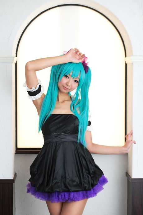 Asian babe Necoco sports a bow in her hair while getting naked in heels