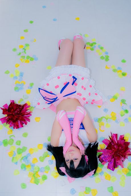 Asiatisk cheerleader Nico Yazawa viser sine enorme bryster frem og poserer i strømpebukser