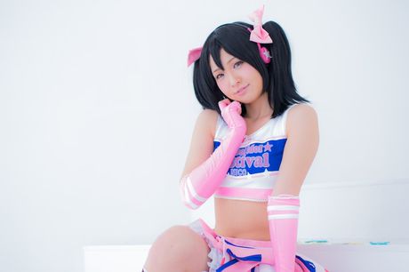 Asiatisk cheerleader Nico Yazawa viser sine enorme bryster frem og poserer i strømpebukser