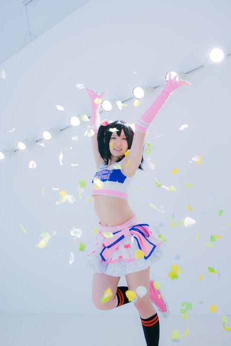 Asiatisk cheerleader Nico Yazawa viser sine enorme bryster frem og poserer i strømpebukser