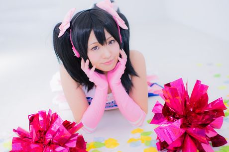 Asiatisk cheerleader Nico Yazawa viser sine enorme bryster frem og poserer i strømpebukser