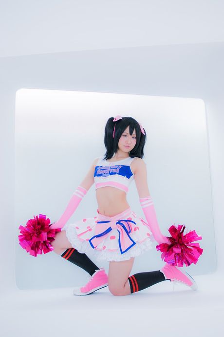 Asiatisk cheerleader Nico Yazawa viser sine enorme bryster frem og poserer i strømpebukser