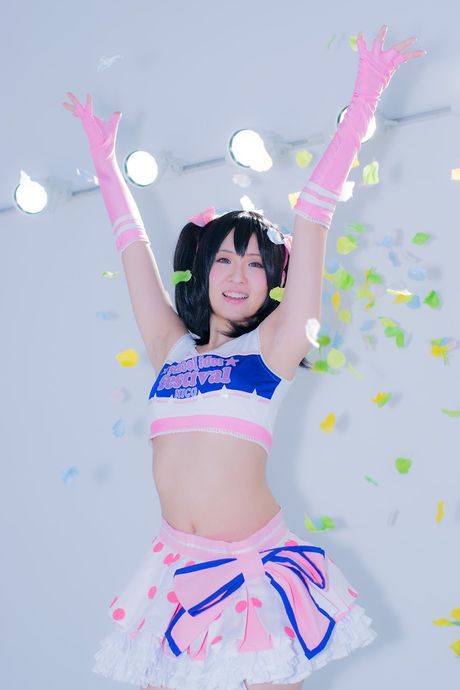 Asiatisk cheerleader Nico Yazawa viser sine enorme bryster frem og poserer i strømpebukser