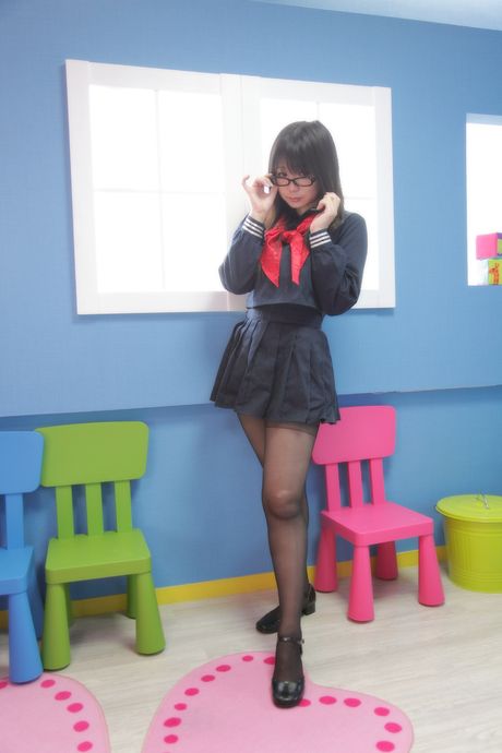 亞洲女學生 Namachoko 脫光衣服，只剩下絲襪，展現她赤裸的身材