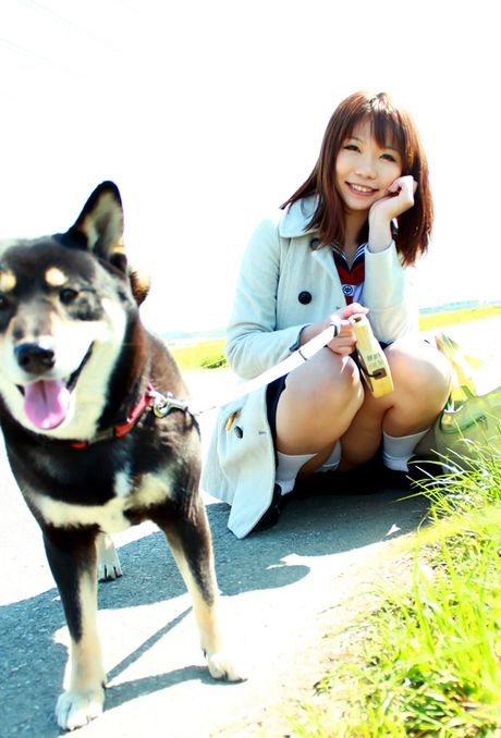 Asiatisk skolepige Higurashi Rin bliver nøgen i hvide sokker