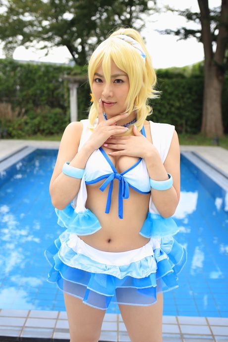 金髪の可愛い由愛可奈がビキニを脱ぎ捨て、野外でセクシーなお尻を披露