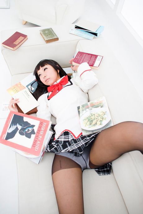 アジアの女子高生ネコスモがパンティーを脱いでおっぱいを露出