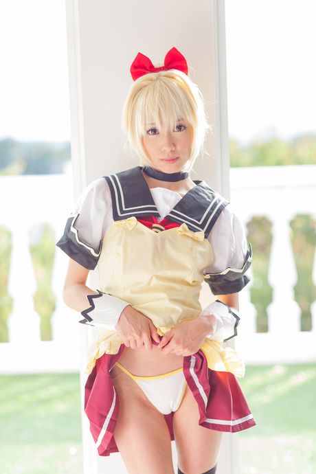 Asiatisk skolepige Love Saotome demonstrerer sine små bryster og poserer i strømpebukser