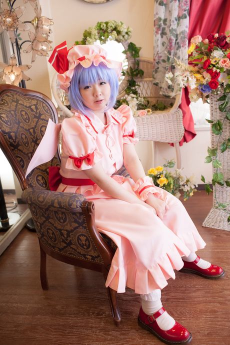 Mana 是個非常性感的女孩，她戴著紫色假髮