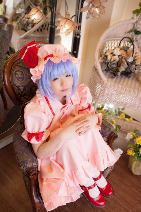 Mana 是個非常性感的女孩，她戴著紫色假髮