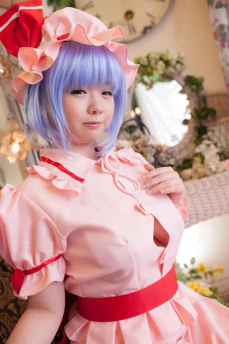 Mana 是個非常性感的女孩，她戴著紫色假髮