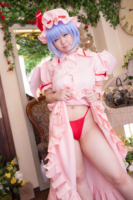 Mana 是個非常性感的女孩，她戴著紫色假髮