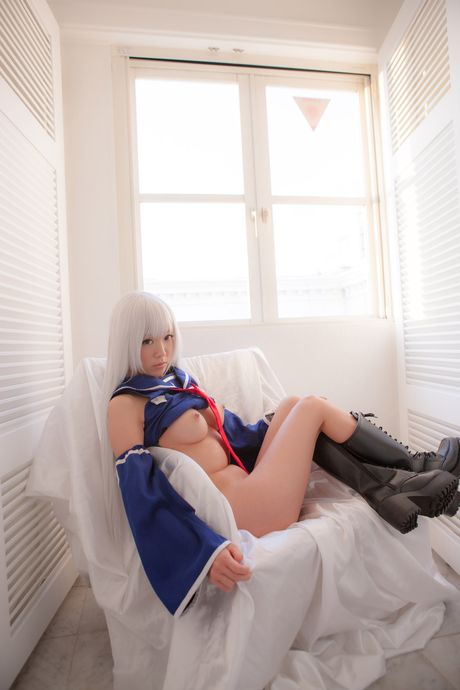 Asiatisk skolepige Love Saotome stripper til sine støvler og onanerer