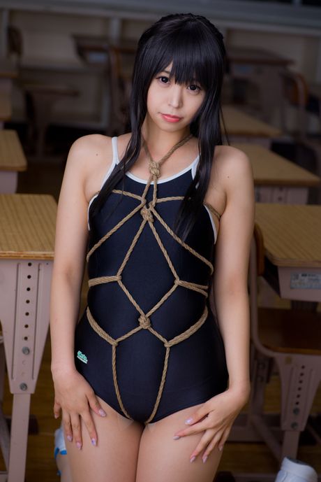 亞洲寶貝 Sundome Iinkai 展示她的大胸部並獨自擺姿勢