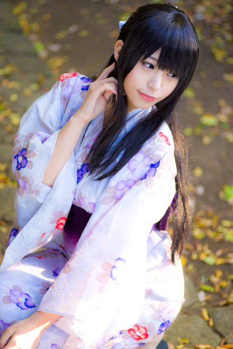 Asian girl Sundome Iinkai plays with a bow while naked in a rope bond