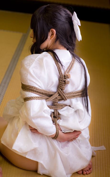 亞洲女孩 Sundome Iinkai 裸體被繩子綁著玩弓