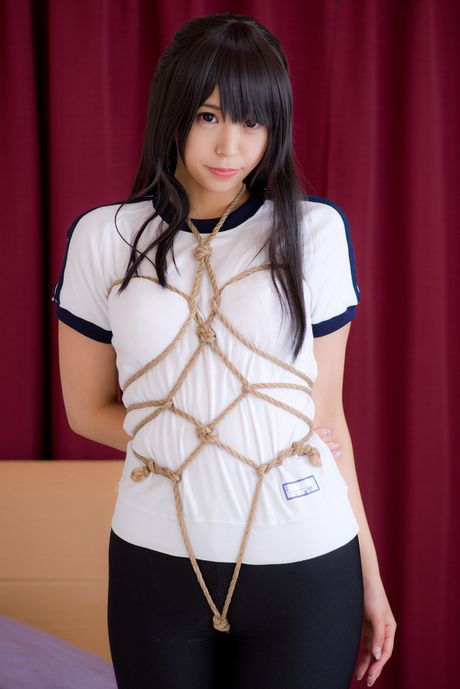 深色頭髮的少女 Sundome Iinkai 在運動後嘴裡充滿了精液