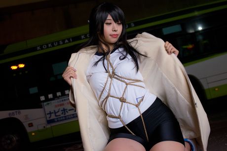 深色頭髮的少女 Sundome Iinkai 在運動後嘴裡充滿了精液