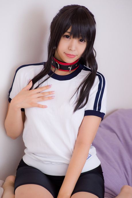 深色頭髮的少女 Sundome Iinkai 在運動後嘴裡充滿了精液