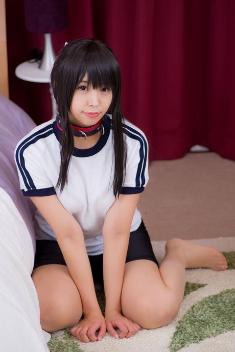 深色頭髮的少女 Sundome Iinkai 在運動後嘴裡充滿了精液