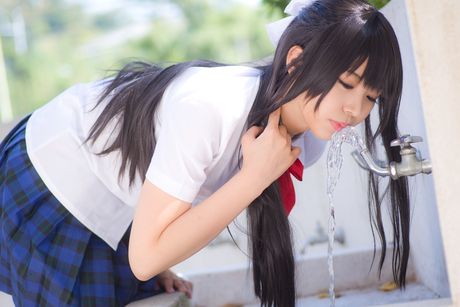 A: 亞洲美女 Sundome Iinkai 展示她美麗的乳房並獨自擺姿勢