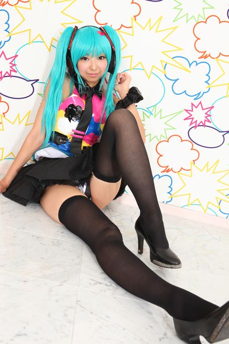 亞洲封面女郎 Necosmo 炫耀她的小胸部並穿著絲襪擺姿勢