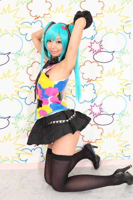 亞洲封面女郎 Necosmo 炫耀她的小胸部並穿著絲襪擺姿勢