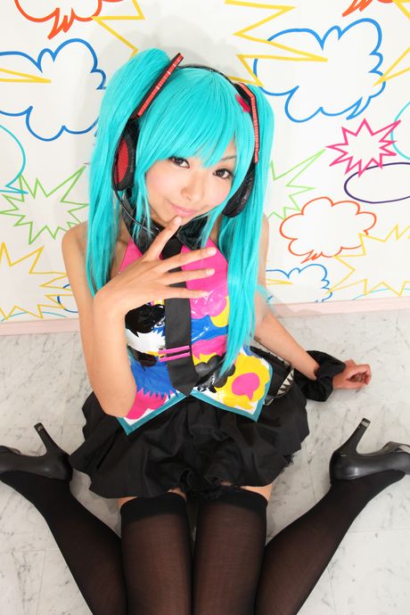 亞洲封面女郎 Necosmo 炫耀她的小胸部並穿著絲襪擺姿勢