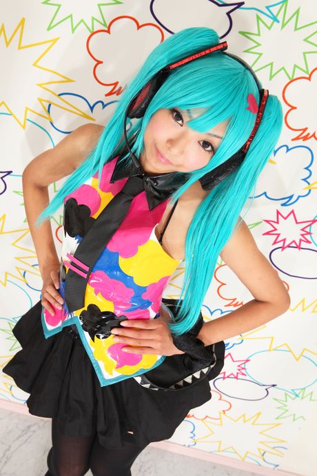 亞洲封面女郎 Necosmo 炫耀她的小胸部並穿著絲襪擺姿勢