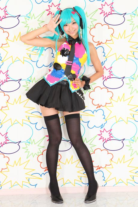 亞洲封面女郎 Necosmo 炫耀她的小胸部並穿著絲襪擺姿勢