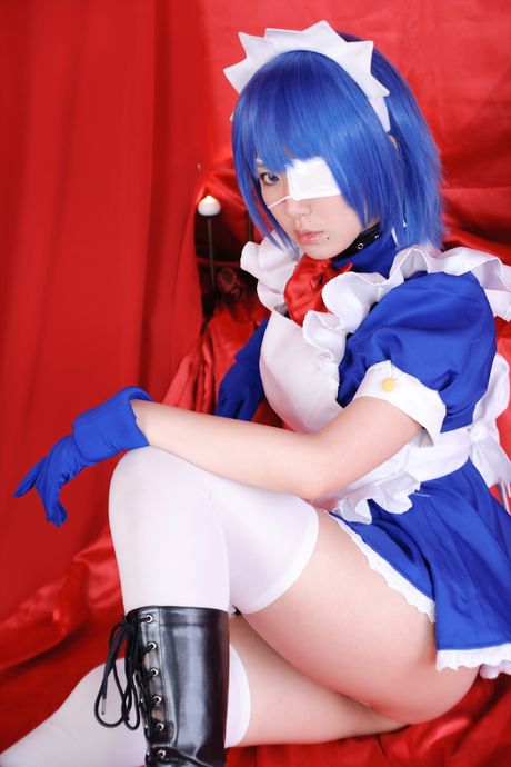 アジア人メイドのキバシイが白いランジェリーとストッキングでポーズをとる