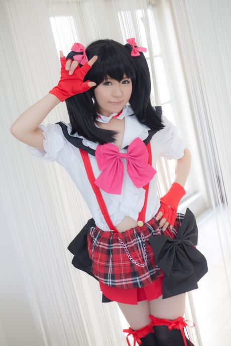 夢幻般的亞洲青少年 Mai Araki 脫下她的手套並露出她平坦的乳房