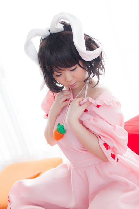 亞洲女孩 Mana 脫掉衣服和內褲，在田野裡赤身裸體