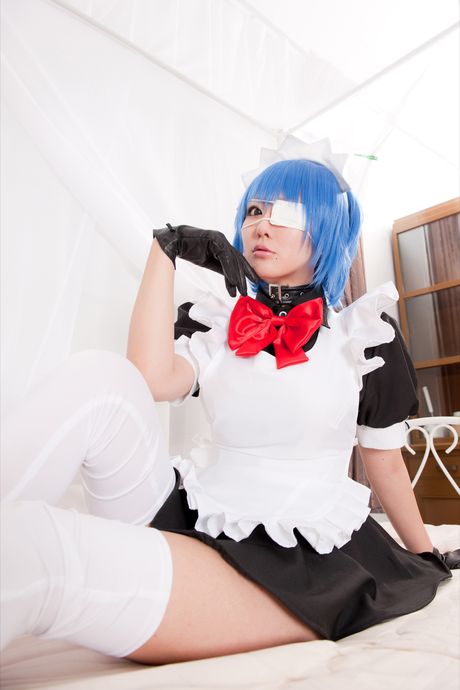 アジア人メイドのキバシイが小さなおっぱいを露わにして白いストッキングでポーズをとる