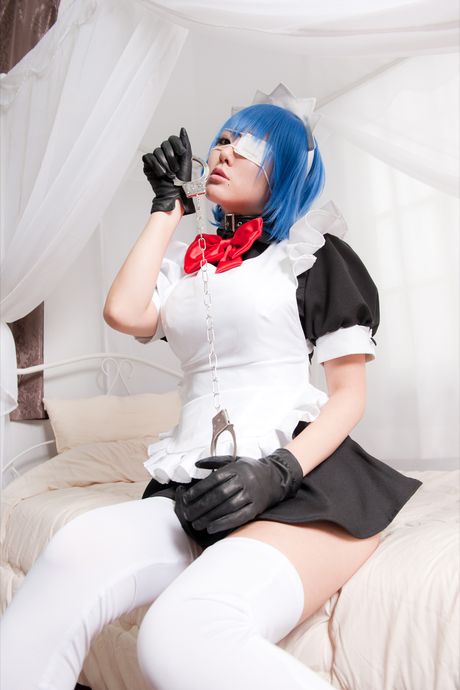 アジア人メイドのキバシイが小さなおっぱいを露わにして白いストッキングでポーズをとる