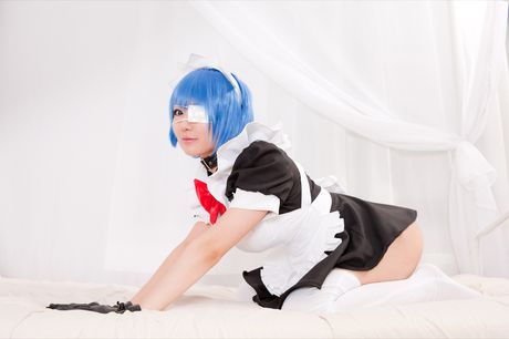 アジア人メイドのキバシイが小さなおっぱいを露わにして白いストッキングでポーズをとる