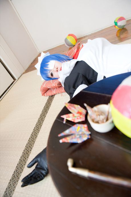 アジア人メイドのキバシイが小さなおっぱいを露わにして白いストッキングでポーズをとる