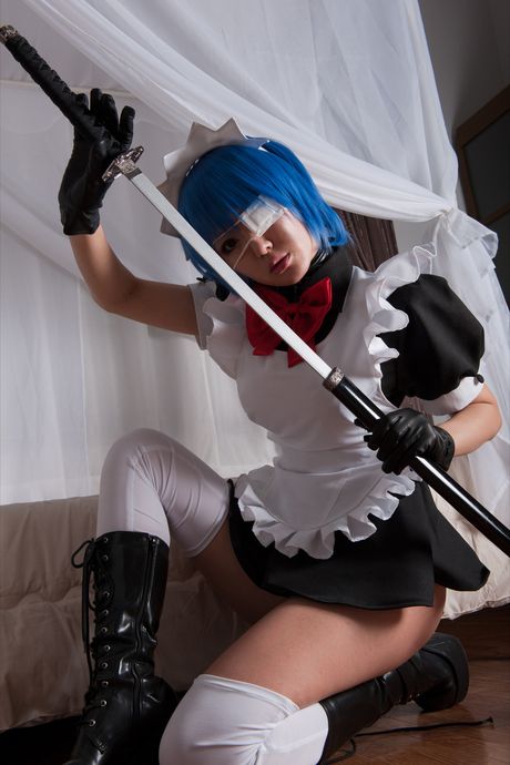 アジア人メイドのキバシイが小さなおっぱいを露わにして白いストッキングでポーズをとる